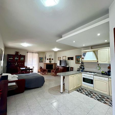 Appartamento Tra Il Borgo E Il Lago Ангуилара Сабация Екстериор снимка