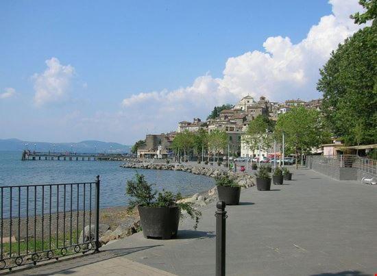 Appartamento Tra Il Borgo E Il Lago Ангуилара Сабация Екстериор снимка