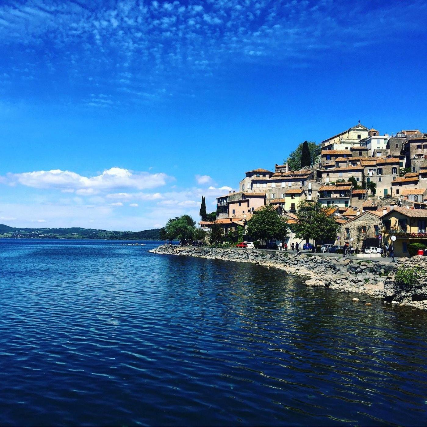Appartamento Tra Il Borgo E Il Lago Ангуилара Сабация Екстериор снимка
